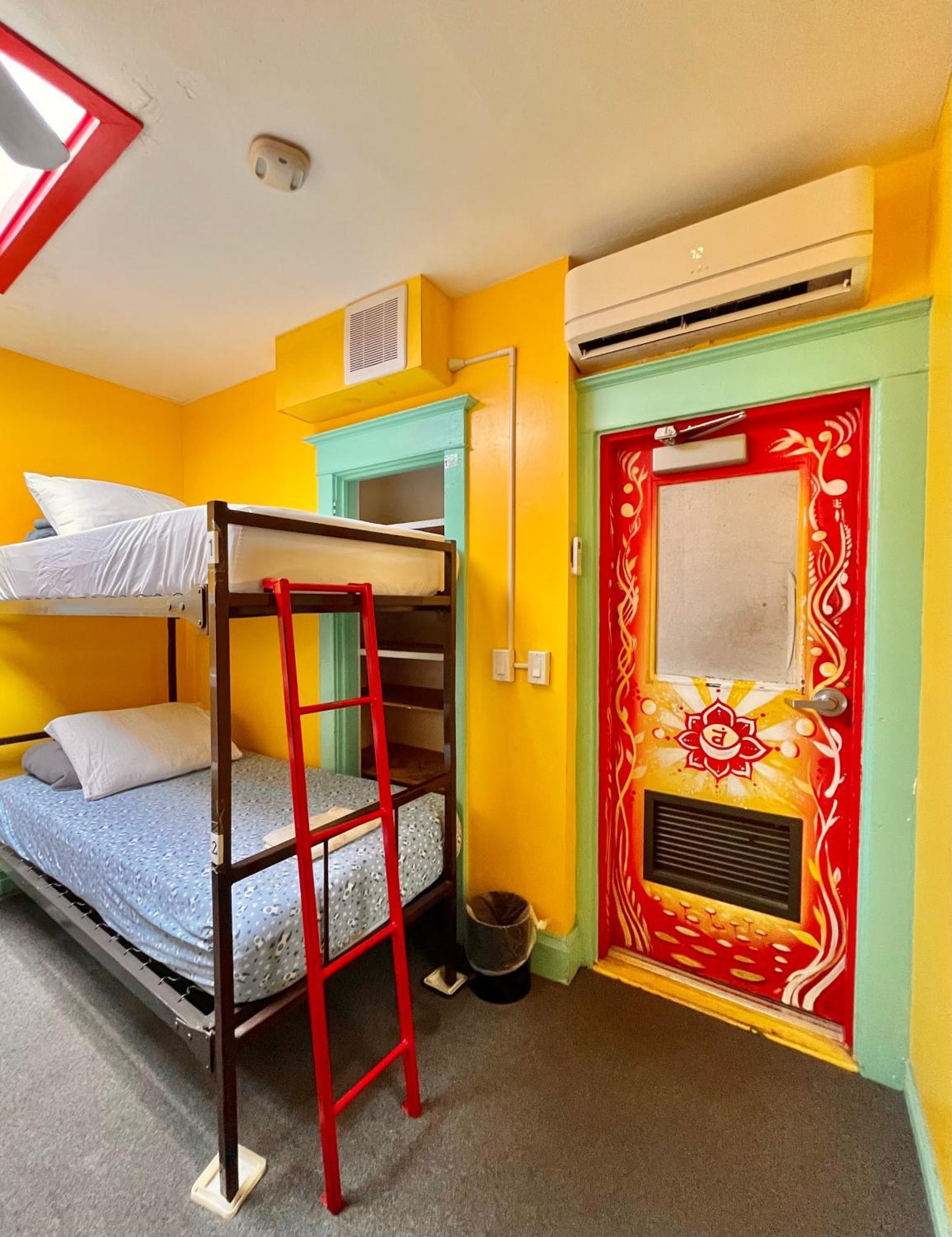 Guest house The Only Backpacker's (adults Only) Toronto